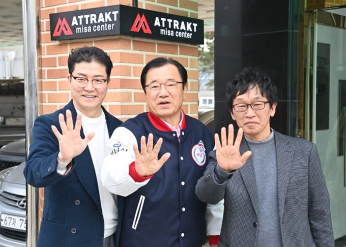 24일, 연예 기획사 ‘어트랙트’ 트레이닝센터 개소식에서 이현재 하남시장(사진 가운데), 전홍준 어트랙트 대표(사진 왼쪽), 이교욱 하남문화재단 대표이사(사진 오른쪽)가 기념사진을 촬영하고 있다.