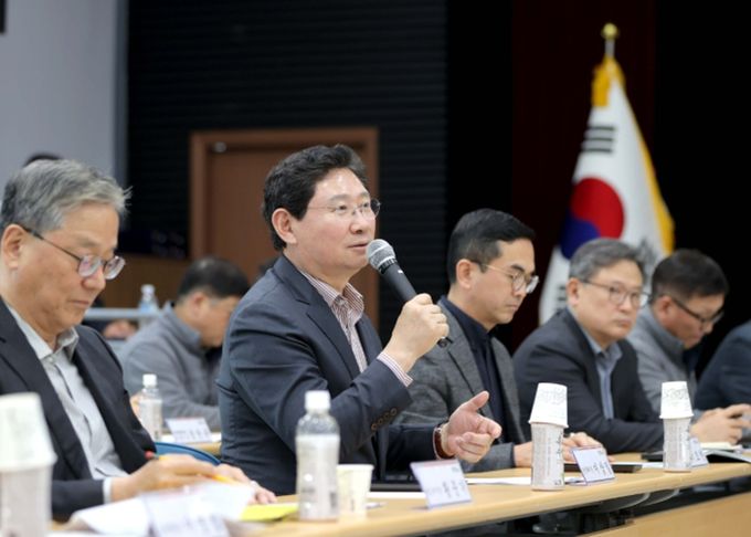 24일 원삼면 행정복지센터에서 간담회에 참석한 이상일 시장이 인사말을 하고 있다