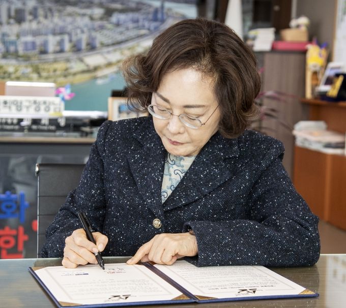 3월 24일 박희영 용산구청장이 구청장실에서 퇴원환자의 지역사회 연계 지원을 위한 업무협약서에 서명하고 있다