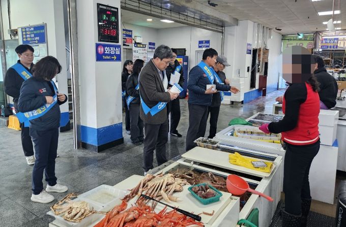 영덕군이 대게축제에 앞서 원산지 표시 지도·점검을 시행했다.