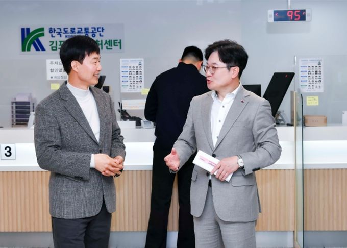 김병수 김포시장이 24일 김포한강신도시 여권민원실과 김포시 반려동물 공공진료센터, 김포운전면허센터를 찾아 현장행정을 실시했다.