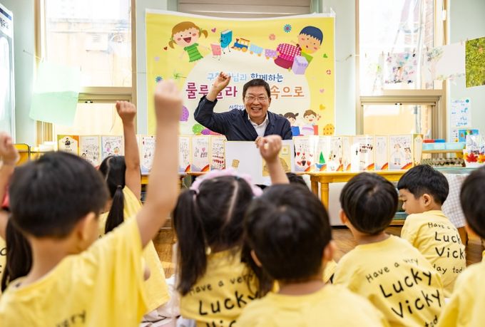 지난해(2025년) 어린이집을 방문하여 동화책 구연을 하고 있는 김경호 광진구청장