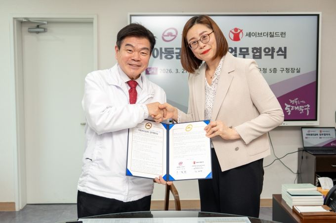 27일 동대문구청에서 열린 아동권리교육 업무협약식에서 이필형 동대문구청장(왼쪽)과 김재영 세이브더칠드런 서울지역본부장이 기념촬영을 하고 있다