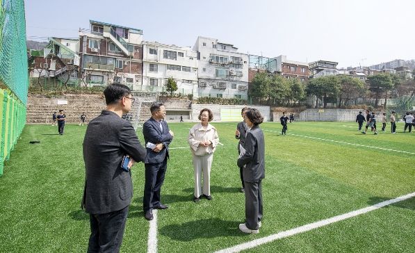 3월 26일 박희영 용산구청장이 용산중학교 인조잔디 운동장을 살펴보고 있다