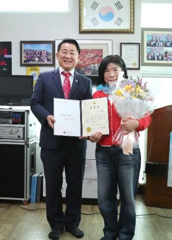 서철모 서구청장이 괴곡경로당에서 노인복지 유공자에게 표창장을 건네고 있다