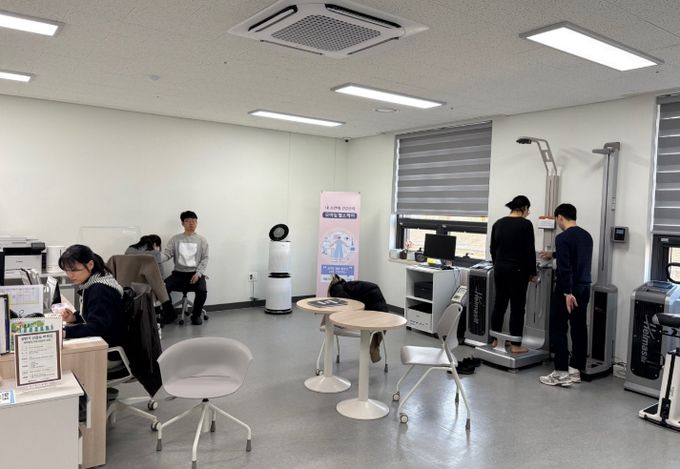 밀양시 건강채움센터 건강관리실에서 모바일 헬스케어 사업 참여자를 대상으로 사전 검진 및 상담을 진행하고 있다.