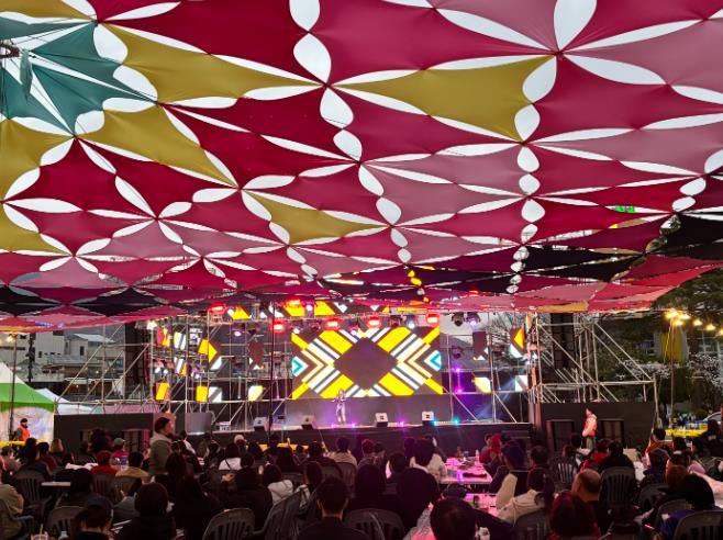 창원시 진해군항제, 군항나이트페스타로 밤의 열기를 더하다