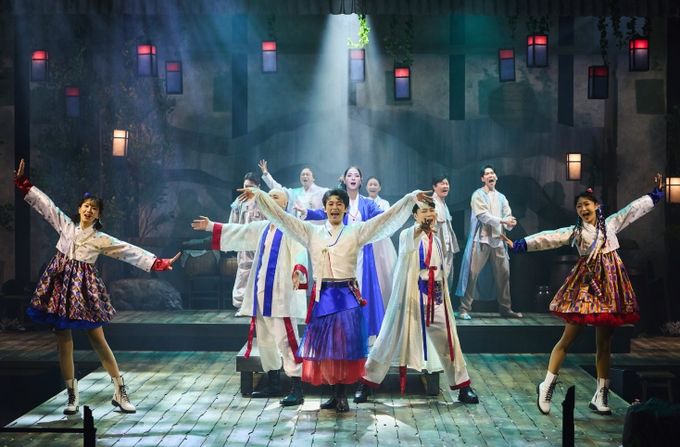 함안문화예술회관, 서울예술단 작품 지역공연 공모사업 선정_뮤지컬 '청사초롱 불 밝혀라' 무대