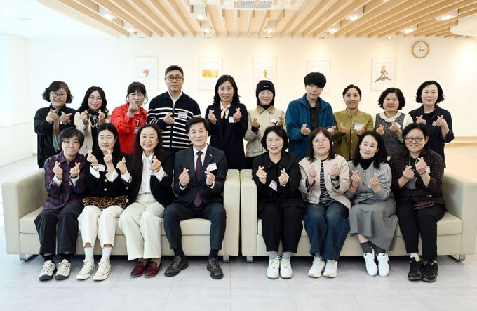 소통하기 좋은 날 열여덟 번째 만남을 가진 후 참가자들이 기념 촬영을 하고 있다.