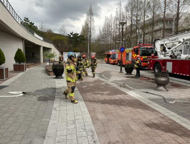 밀양배드민턴경기장에서 진행된 밀양시시설관리공단의 2026년 전국생활체육대축전 대비 합동 소방 훈련 모습
