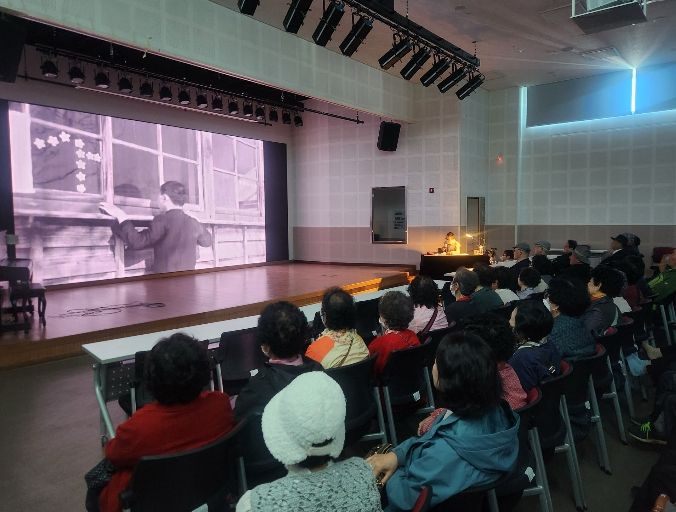하동군, 어르신들 위한 “무성영화 변사 공연”