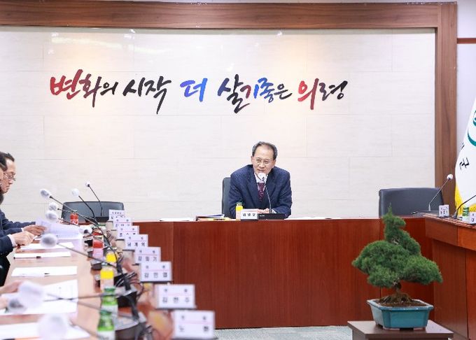 강임기 위원장이 회의를 주재하고 있다