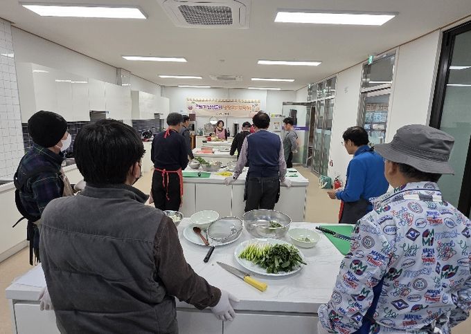 고성군가족센터, 은퇴기 남성 요리교실「은퇴기 남성들의 냉장고를 부탁해!」실시