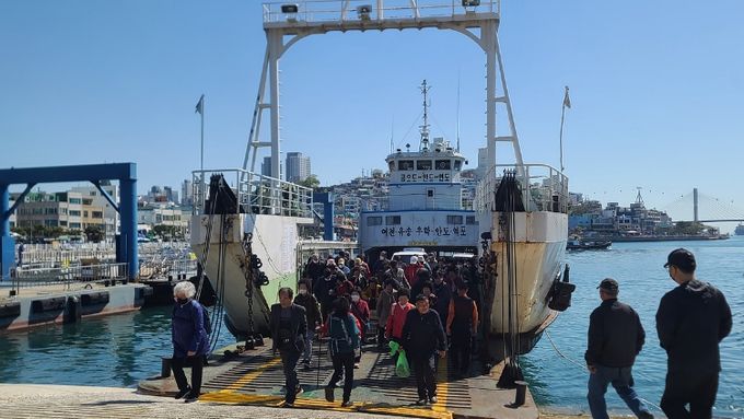 여수~연도를 오가는 여객선에서 이용객들이 승·하차하고 있다.