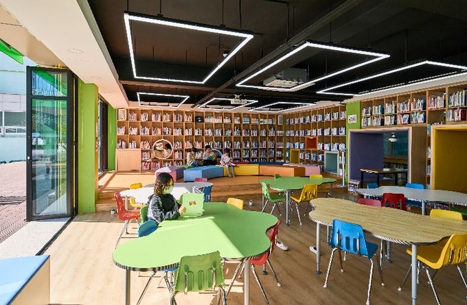 밀주초 내외부 개방형 도서관에서 자유로운 휴식, 독서 모습