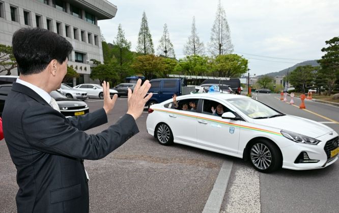 안병구 밀양시장이 효도관광에 나서는 어르신들을 배웅하고 있다.