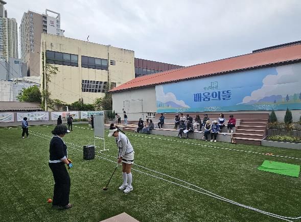 “강의실 밖 잔디광장에서 누리는 배움의 즐거움”