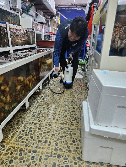 거제시, 전통시장 내 식품취급업소 방제 사업 실시 및 위생물품 지원